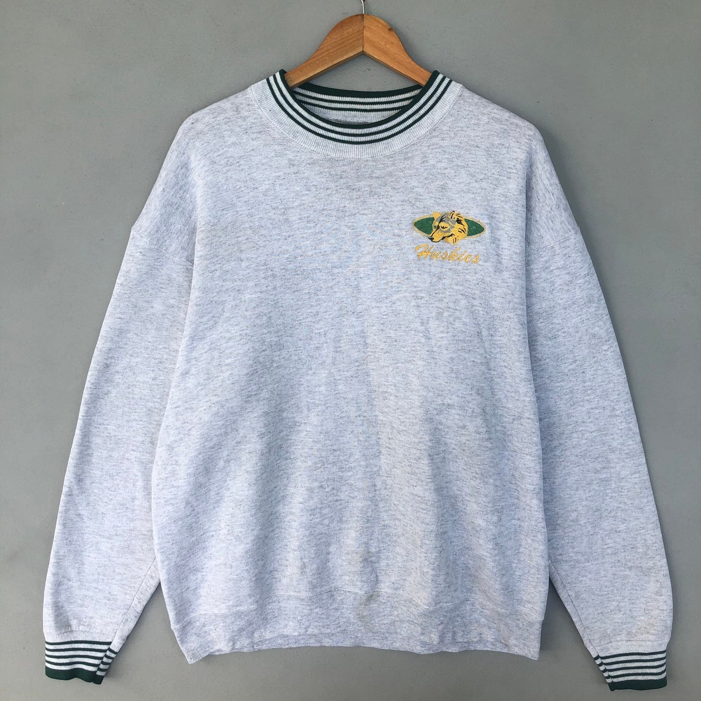 Vintage 90s Oneita Tag Huskies Small Logo Embroided Sweatshirt Crewneck Baggie Pullover Sweater Huskies University Colour Grey Size Large Sweatshirt – Easygoing Wear · Must-Have Style