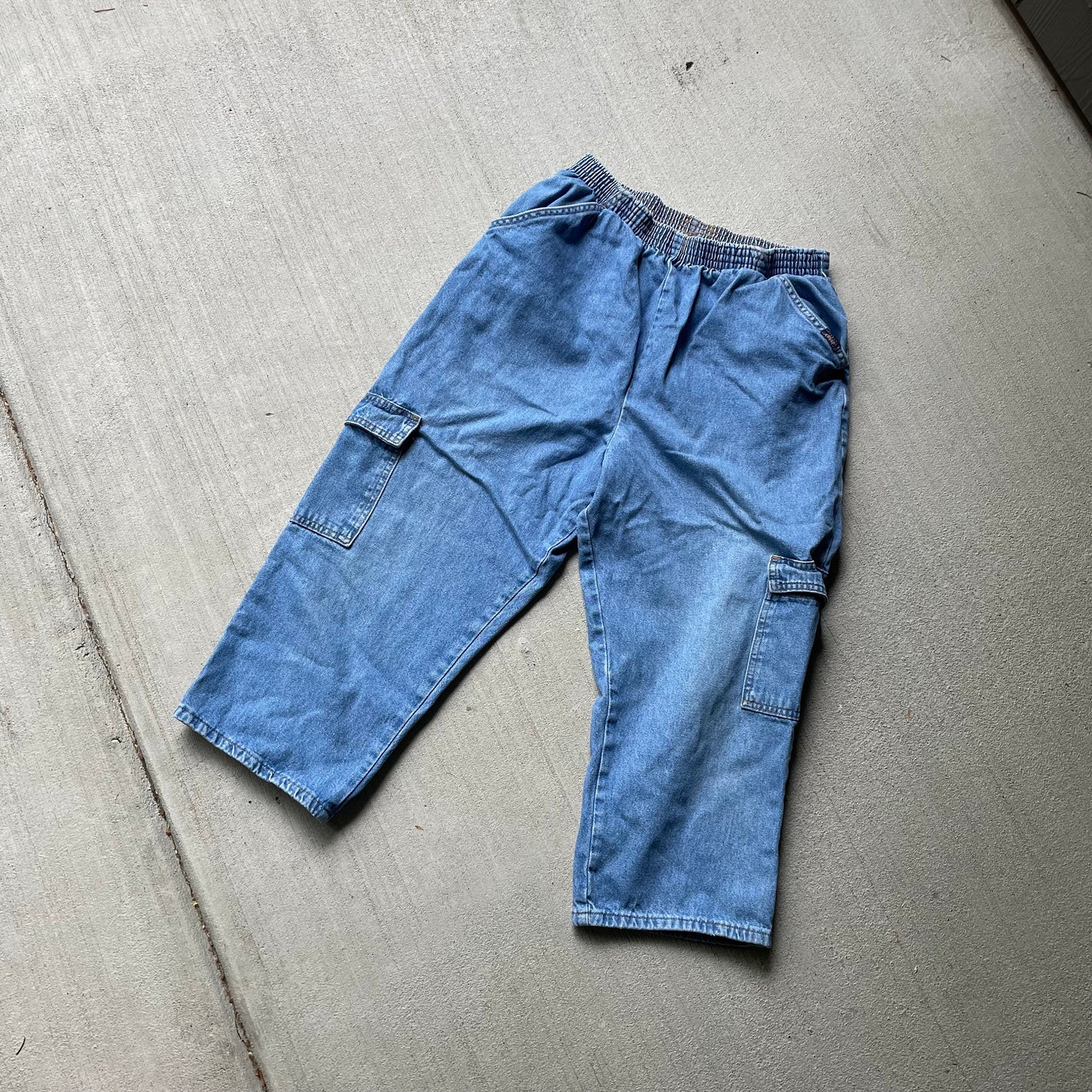 90s Vtg Denim Cargo Cropped Capri Pants size ml Graphic Tee – Fan Favorite · High-Quality Print