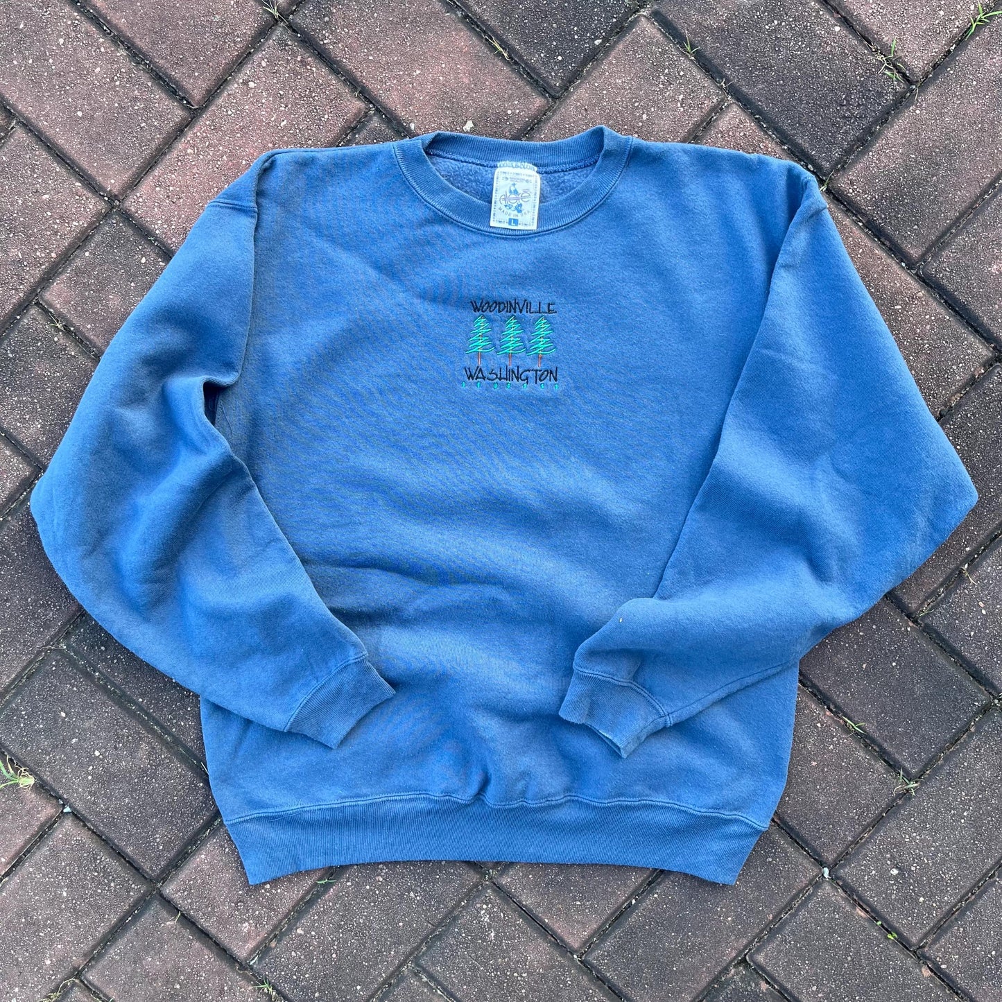 Vintage Y2K Tag Woodinville Washington Spellout Big Logo Embroidered Sweatshirt Pullover Crewneck Sweater Washington Colour Blue Size Large Sweatshirt – Cozy Vibes · Must-Have Style