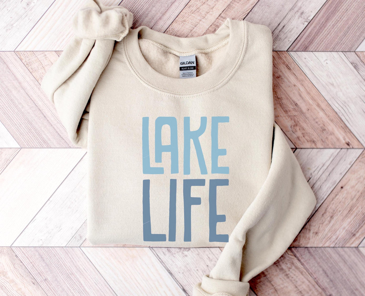 LAKE LIFE Sweatshirt Retro Summer Sweatshirt Weekend Getaway Shirt Cozy Lake House or Lake Life Gift Idea Sweatshirt – Warm & Stylish · Trending Graphic Apparel
