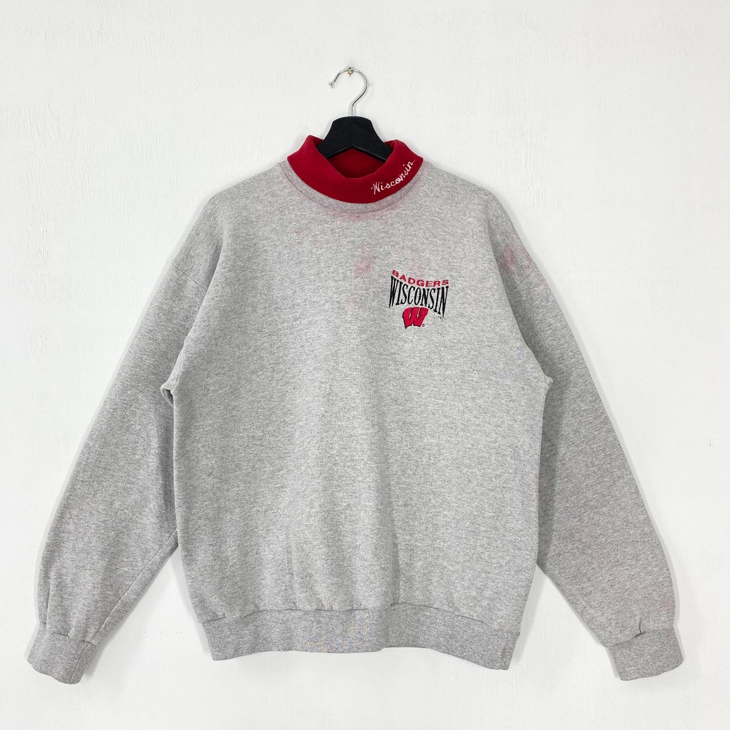 Vintage 90s University Wisconsin Sweatshirt Wisconsin Crewneck Wisconsin Sweater Pullover Wisconsin Badgers Embroidered Logo Grey Medium Sweatshirt – Aesthetic Look · High-Quality Print