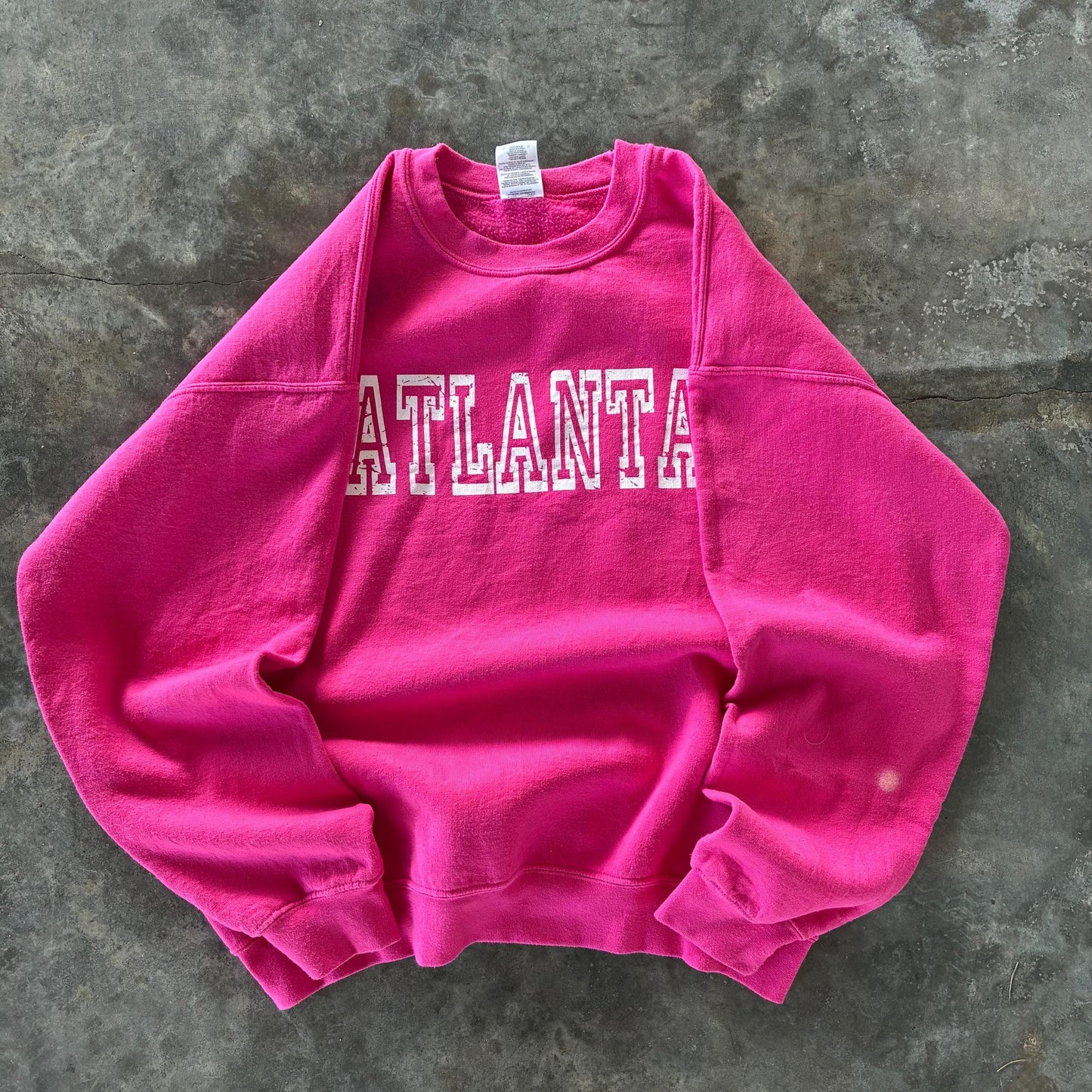 Vintage Y2K Gildan Tag Atlanta Spellout Big Logo Printed Natural Crack Sweatshirt Crewneck Pullover Sweater Atlanta Colour Pink Size Large Sweatshirt – Soft Feel · Must-Have Style