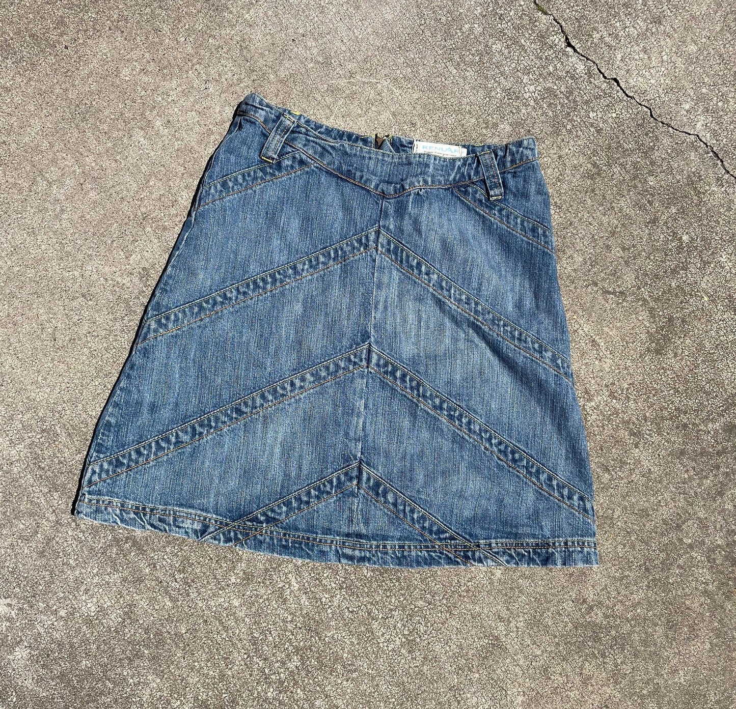 Y2K Denim Skirt European Vintage EU Size 40 Fits a medium Graphic Tee – Aesthetic Look · Trending Graphic Apparel