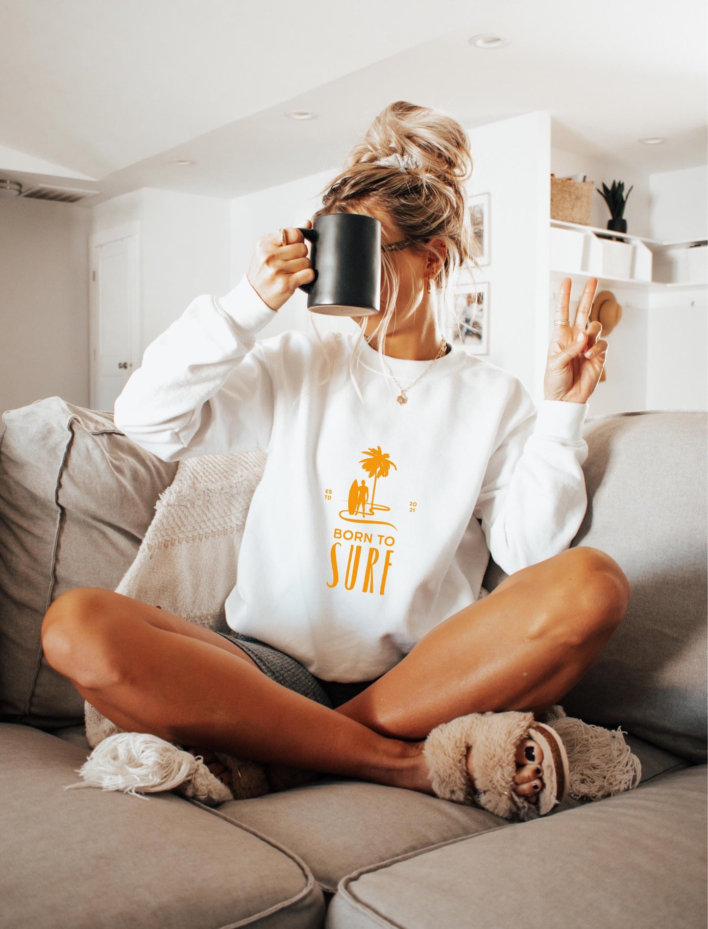 Surf Sweatshirt Born To Surf Bequemer und Stylischer Pullover fr Surfer Damen und Herren Geschenk fr Surf Enthusiasten Sweatshirt – Feel-Good Design · Top Pick For Any Outfit