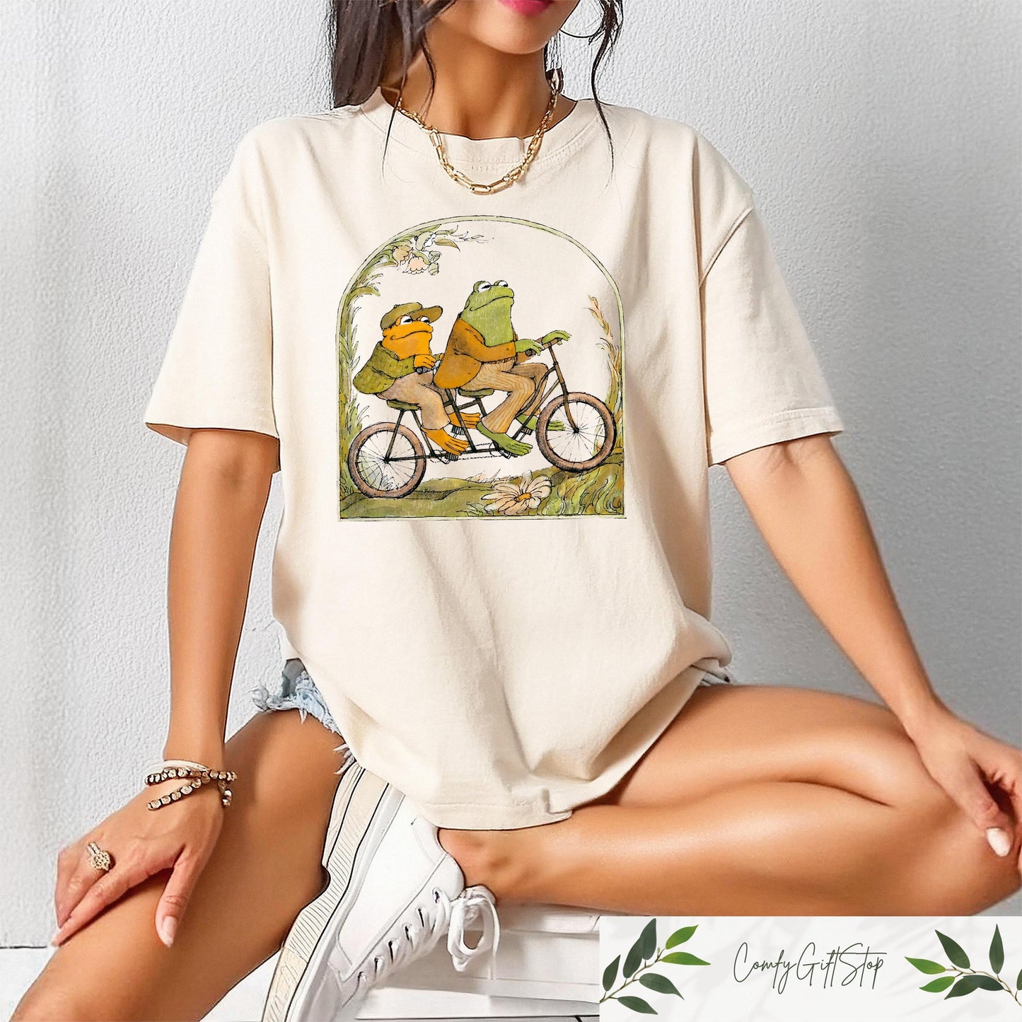 Frog And Toad 90s Graphic Shirt Frog And Toad Sweatshirt Nature Shirt Comfort Frog T Shirt Bike Lovers Shirt Classic Book Shirt Sweatshirt – Aesthetic Look · Perfect For Daily Wear