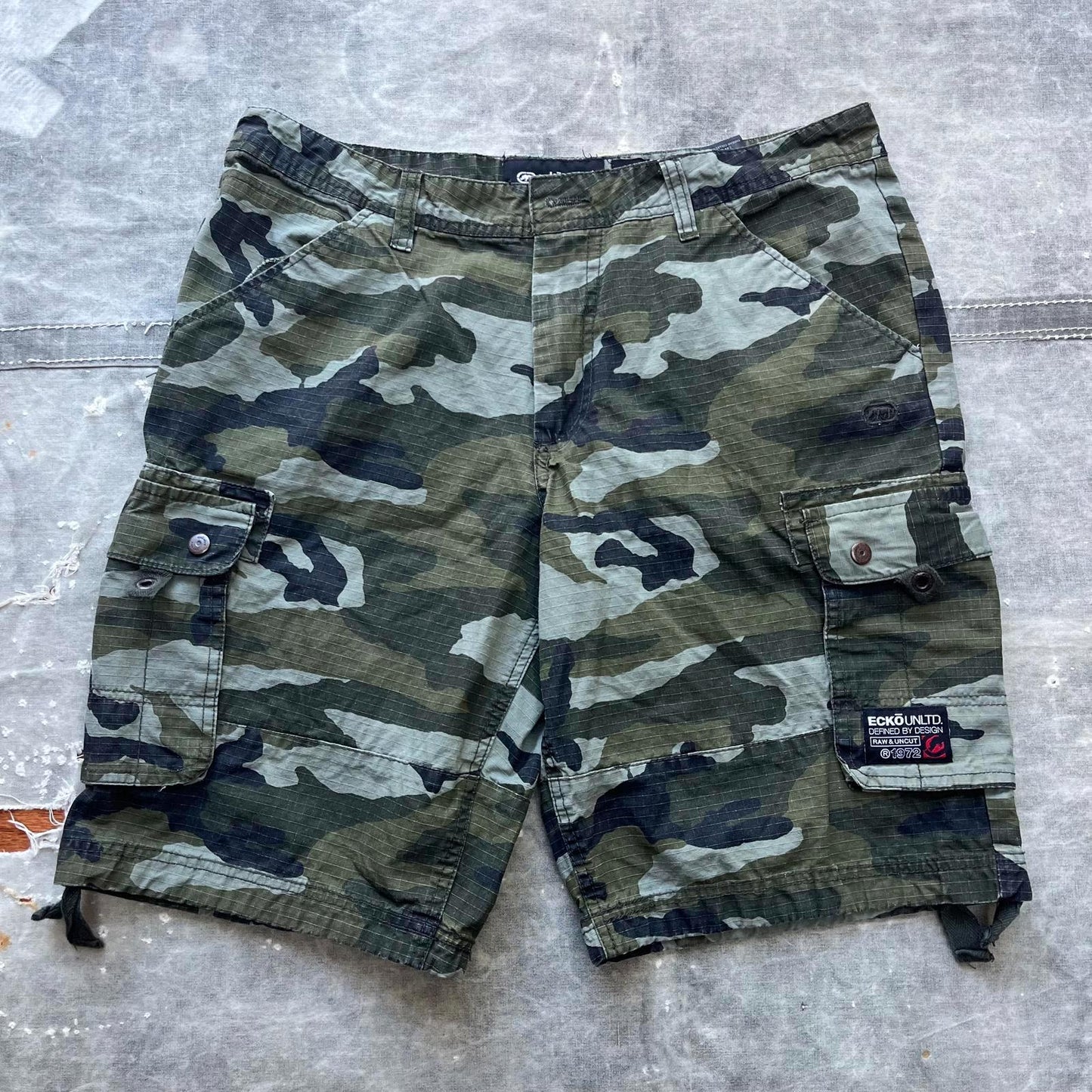 Vintage Y2K Ecko Unltd Camo Cargo Grunge Skater Shorts Graphic Tee – Bold Style · High-Quality Print