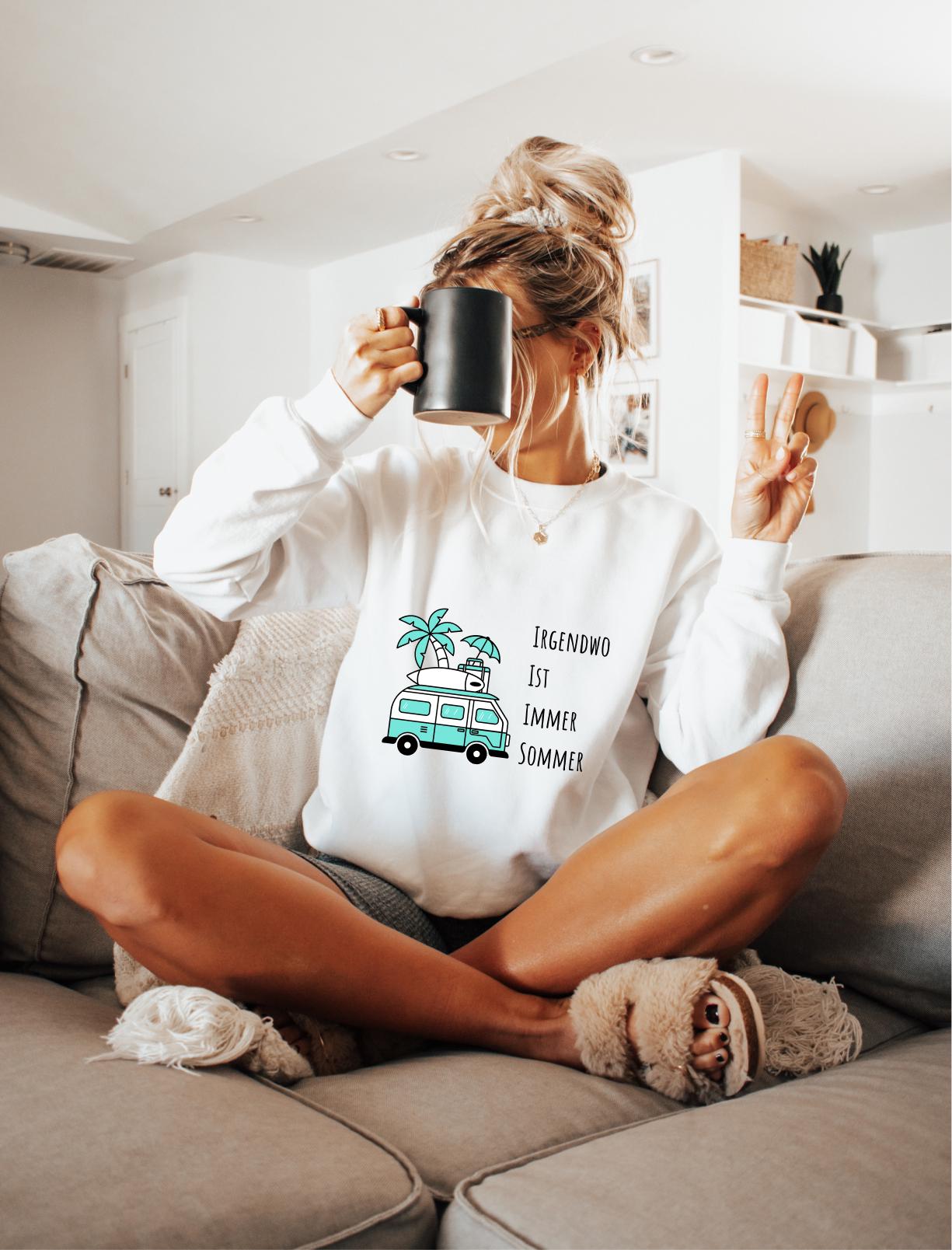 Irgendwo ist immer Sommer Sweatshirt Lustiger Spruch Pullover Perfekt fr Urlaub Strand Geschenk fr Sonnenliebhaber Sweatshirt – Aesthetic Look · Perfect For Daily Wear