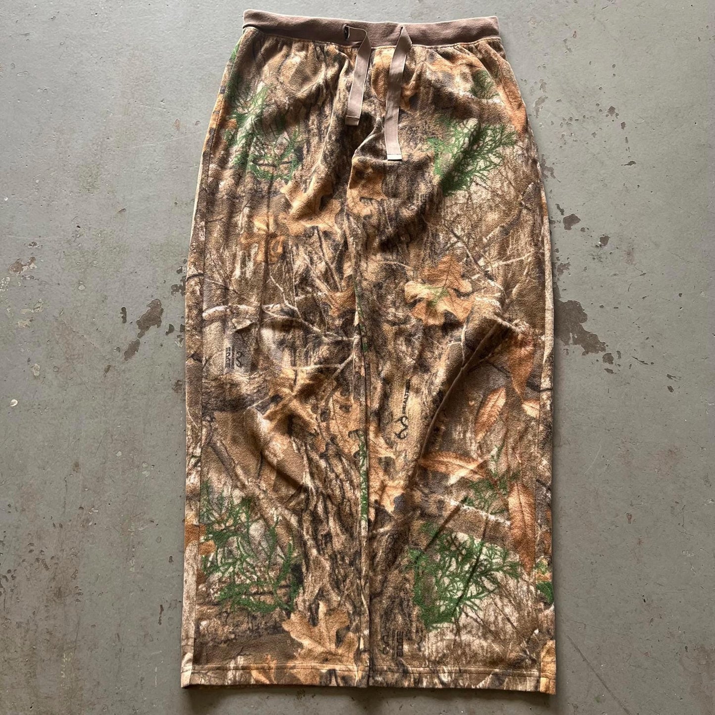 Vintage Y2K Realtree Edge Camo Wide Leg Baggy Fleece Grunge Sweatpants Tote Bag – Premium Graphic · Top Pick For Any Outfit