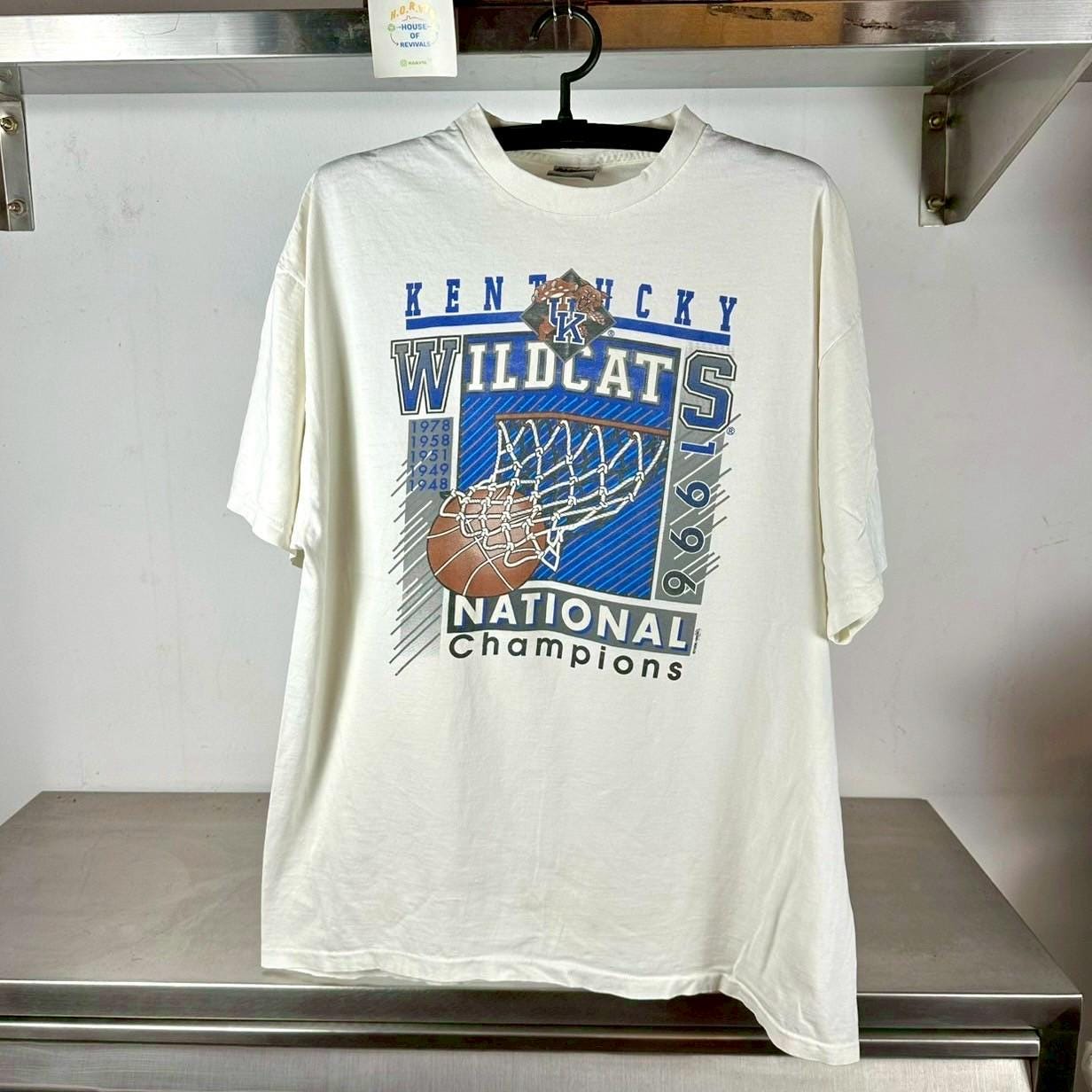 Vintage 1996 Kentucky Wildcats Basketball Champions NCAA single stitch 2XL T shirt Kentucky Wildcats Tshirts Vintage NCAA Tshirts Graphic Tee – Warm & Stylish · High-Quality Print